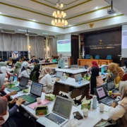 Peserta Tendik dan Staf dengan khidmat menyimak pemaparan materi oleh Ibu Dwi Pranita, S.E.