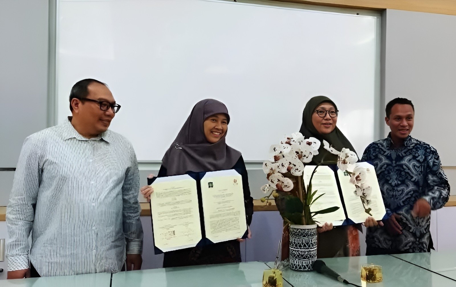 Penandatanganan Kerjasama antara pimpinan FPSB UII dengan perwakilan dari BRIN