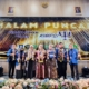 Gambar: Mahasiswa, Tim Pendamping KIMPSI dan Dekan FPSB UII, Dr. Phil. Qurotul Uyun, S.Psi., M.Si., Psikolog berfoto bersama seusai acara pengumuman juara dan penutupan KIMPSI IV 2023.