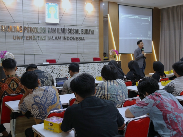Lulusan FPSB UII Dibekali Strategi Hadapi Persaingan Dunia Kerja Modern