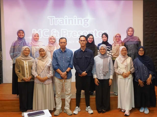Tingkatkan Kompetensi Marcomm, FP UII Gelar Pelatihan MC & Presenter