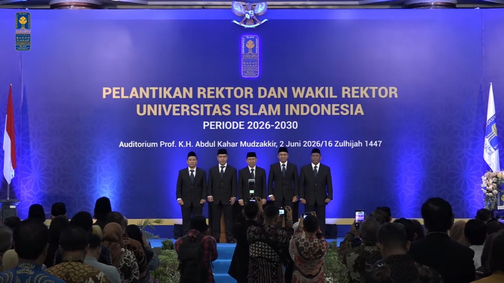 Kelima Pimpinan baru Universitas Islam Indonesia berfoto bersama dalam acara Pelantikan Rektor dan Wakil Rektor UII Periode 2026-2030